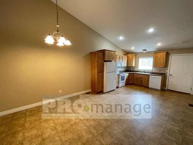 Foto del edificio - 4 Bed, 3 Bath Town Home w/ 2 Car Garage - ...