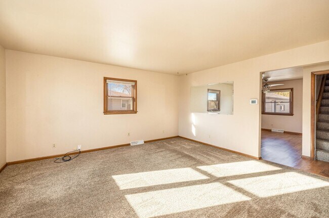 Building Photo - Amazing 3-4 bedroom single family home wit...