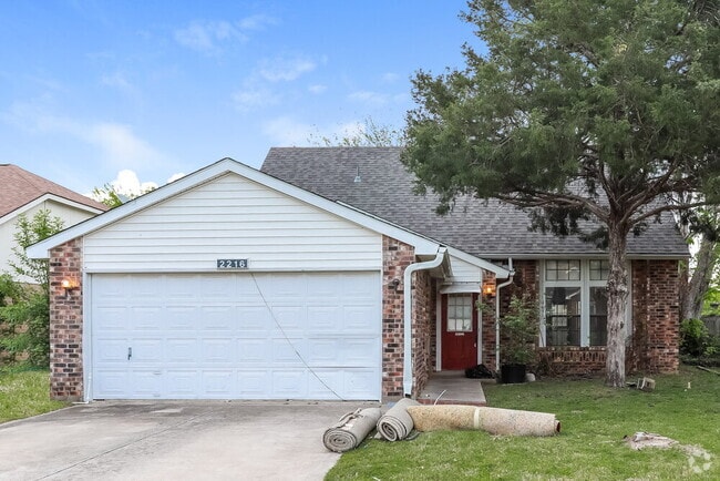 Building Photo - 2216 Crestmeadow St