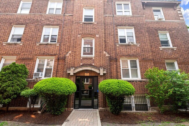 Building Photo - 441 W Oakdale Ave