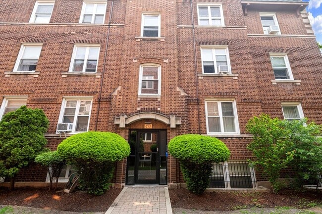 Building Photo - 654 W Oakdale Ave
