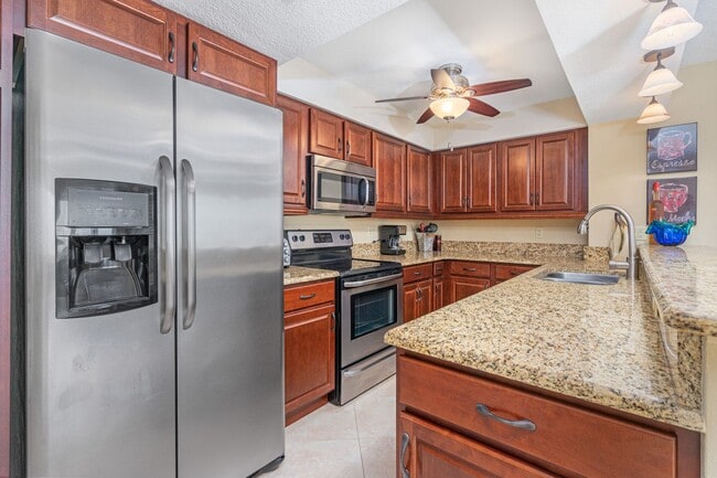 Foto del edificio - Stunning Oceanfront Furnished Condo in Des...