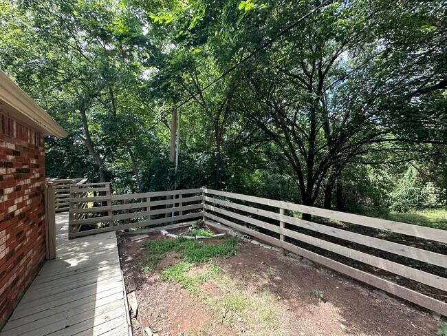 Foto del edificio - 525 Ridgecrest Rd