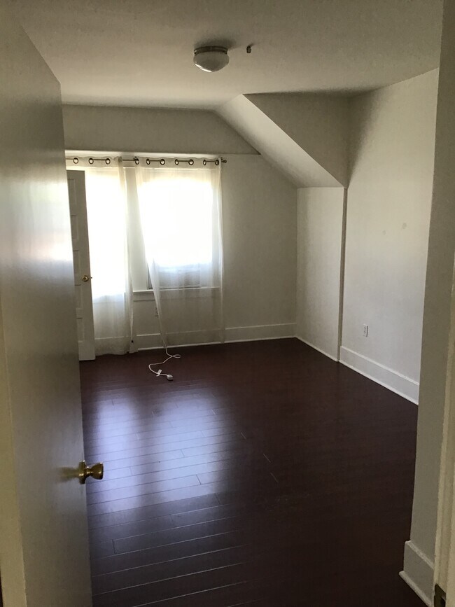 Building Photo - 1351 N Las Palmas Ave