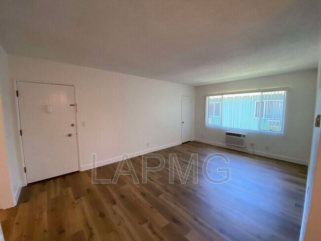 Foto del edificio - 233 N Hollywood Way