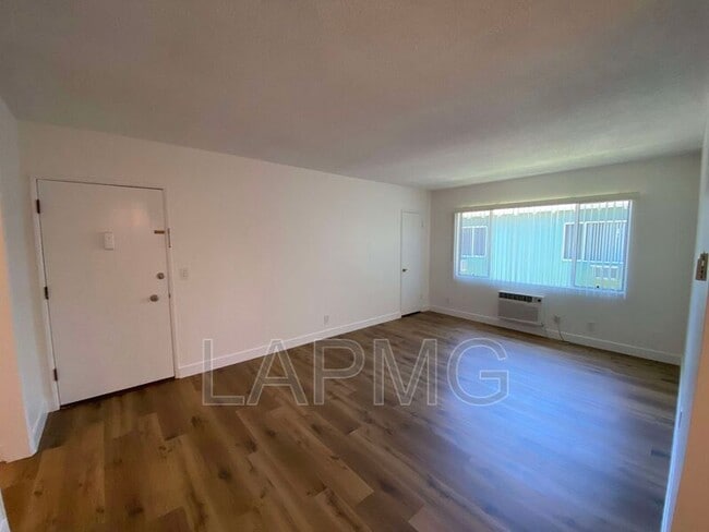 Building Photo - 233 N Hollywood Way