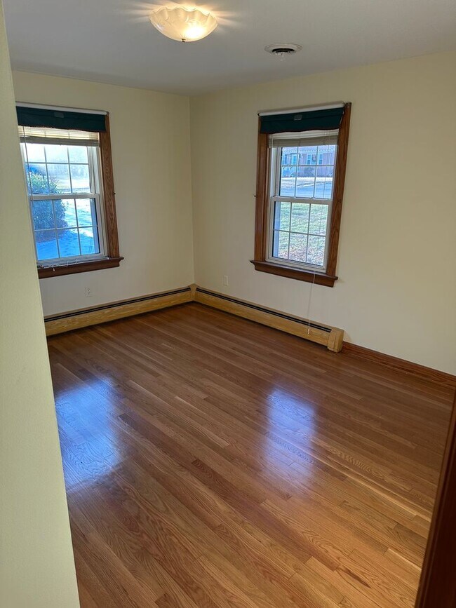 Foto del edificio - Well maintained 3 Bedroom/2 bath brick rancher in Mechanicsville with large backyard and two car ...