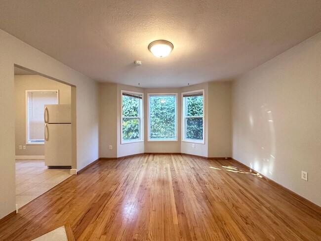 Foto del edificio - HAWTHORNE 2 BED 1 BATH VINTAGE APARTMENT!!