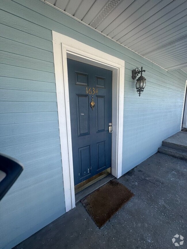 Building Photo - 1634 Queen Anne Way