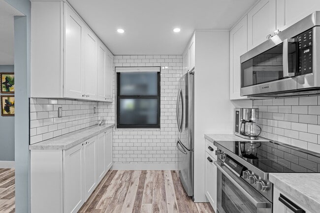 Open kitchen - 1401 N Riverside Dr
