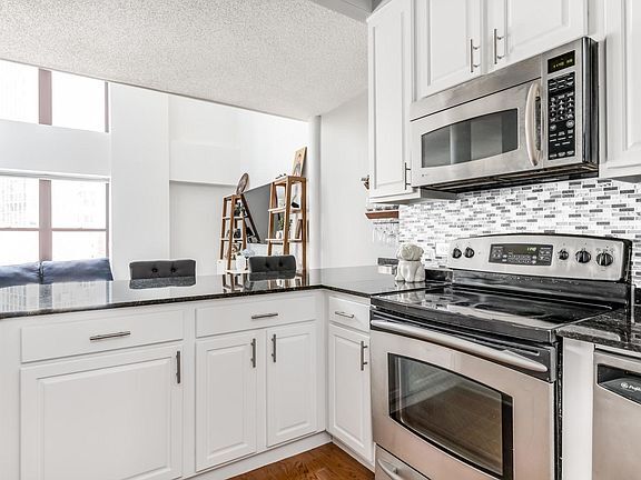Kitchen - 350 W Belden Ave