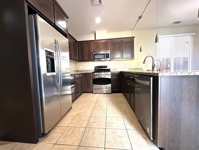 Foto del edificio - Spacious Home in Prime Turlock Location