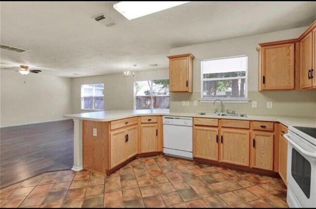 Building Photo - 30 Thicket Grove Pl