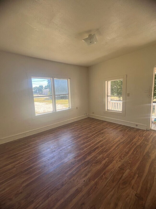 Building Photo - Waco home 2/1