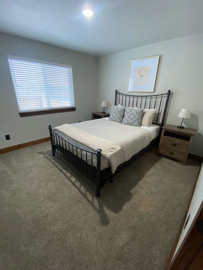 Foto del edificio - 3 bed/2bath Hamilton home -Fully Furnished