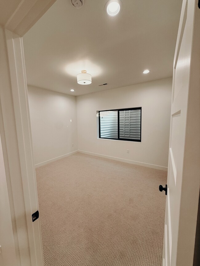 Building Photo - 1146 S Lauren Ln