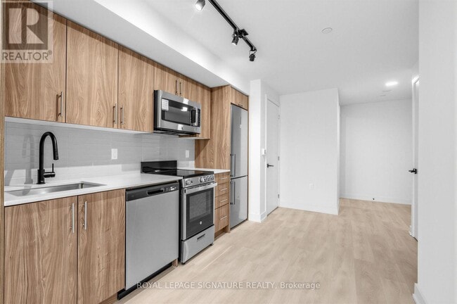 Building Photo - 758 Dovercourt Rd