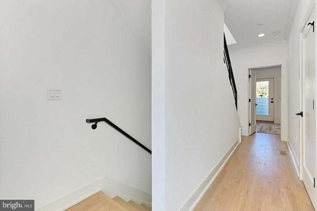 Building Photo - 1313 Orren St NE