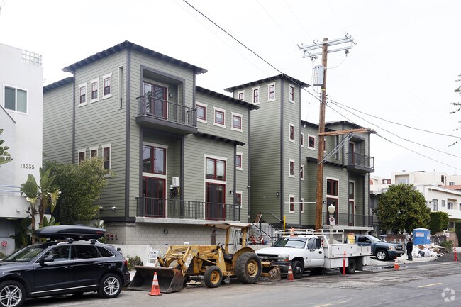 Building Photo - 14225-14229 Dickens St