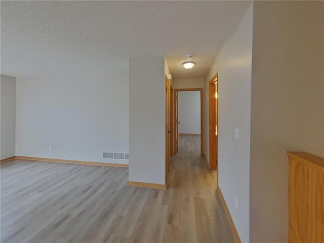 Building Photo - 452 Orchard Pkwy W