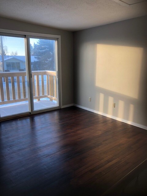 Photo du bâtiment - 3 Bed 1.5 Bath Unit in Olds, AB