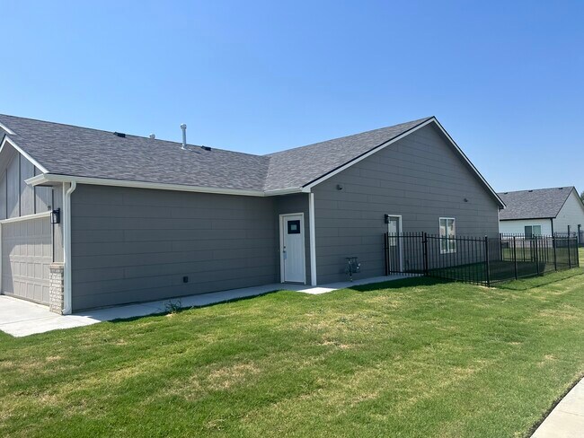 Building Photo - 5193 N Cypress St