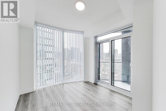 Photo du bâtiment - 180 Front St E