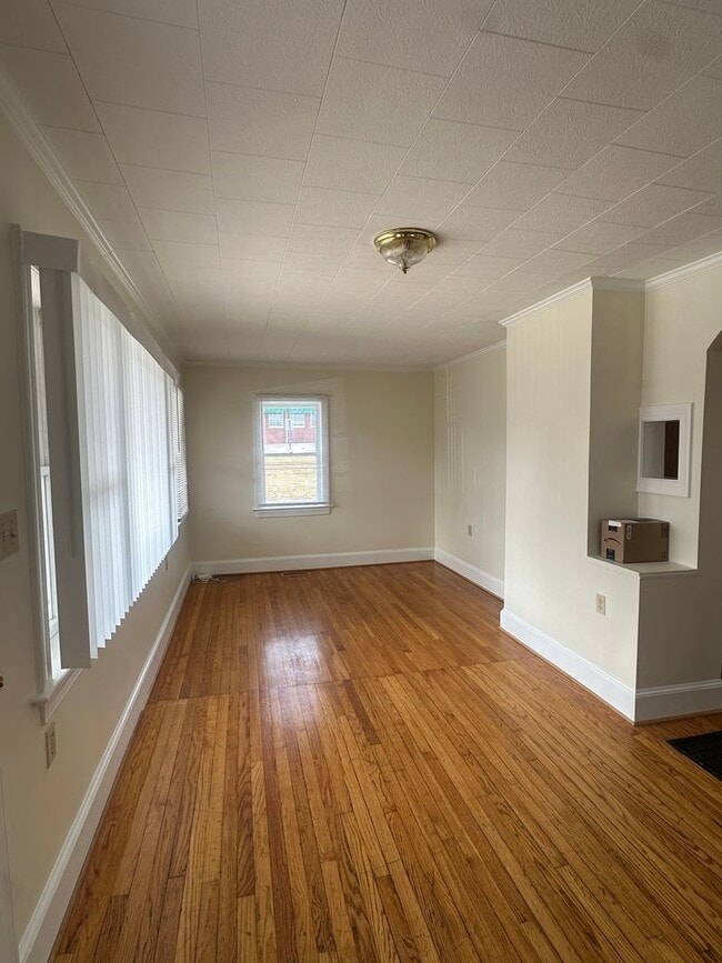 Building Photo - 18 W Whitlock Ave