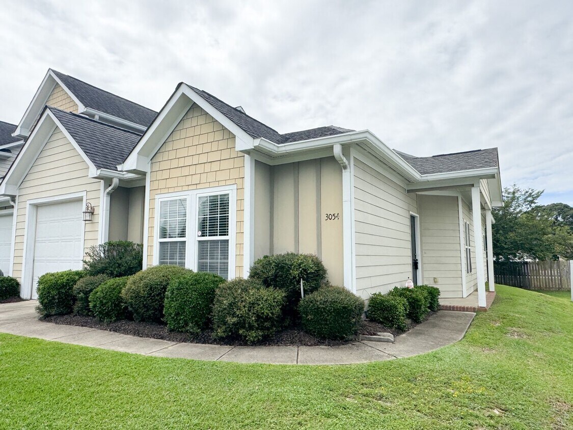 Foto principal - Gorgeous 2 Bed, 2 Bath End Unit Townhome