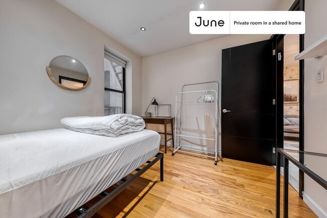 Building Photo - Private bedroom in 4 bed/2 bath Home