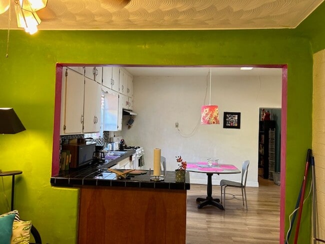 Building Photo - 2 bedrooms-1 bath - on 4th Ave