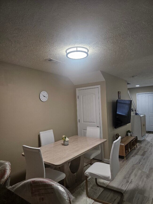 Foto del edificio - 572 Bradburn Village Cir