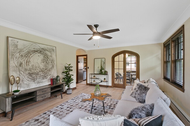 Building Photo - Fully Renovated Charm!