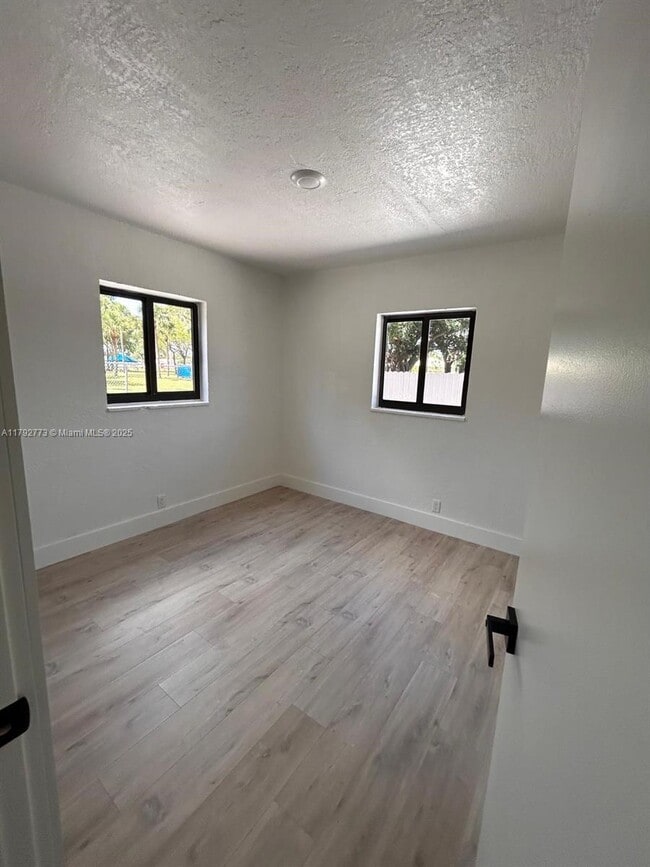 Building Photo - 2 bedroom in Dania FL 33004