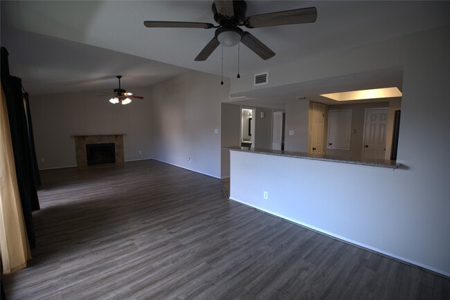 Building Photo - 4444 Victory Dr