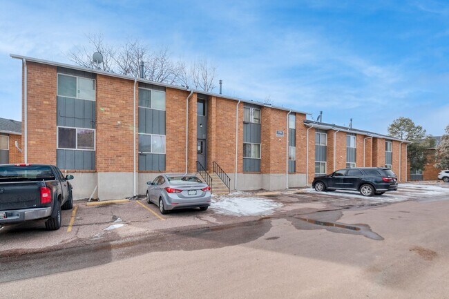 Building Photo - Adorable updated 2 bdrm condo in quiet est...