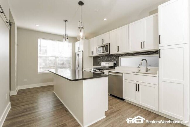 Foto del edificio - Stunning Custom Built 3 BR/2.5 BA home wit...