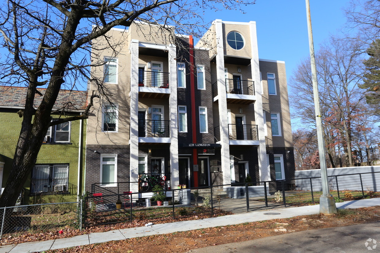 Foto del edificio - Langston Condos