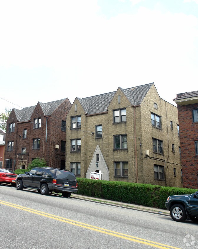 Foto principal - 2247 Brownsville Rd