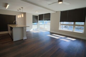 Interior Photo - Main2525