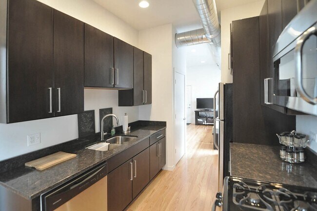 Foto del edificio - UK Village Brand New Large 1 Bedroom w/Central Heat & A/C, In-Unit Laundry. Free Internet
