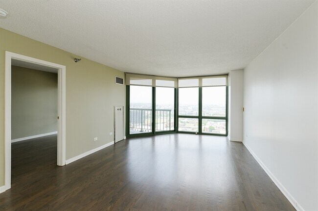 Building Photo - 111 W Maple St