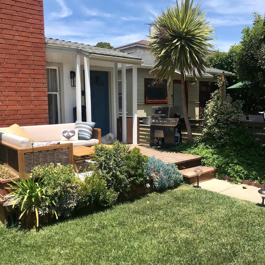 Front porch. Perfect for Grillin' & Chillin' - 851 Oxford Ave