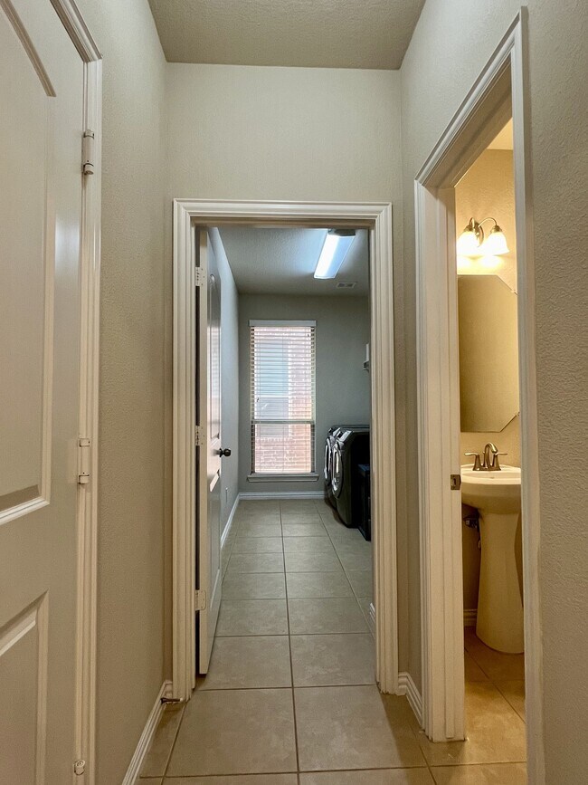 Building Photo - 2104 Indigo Dr