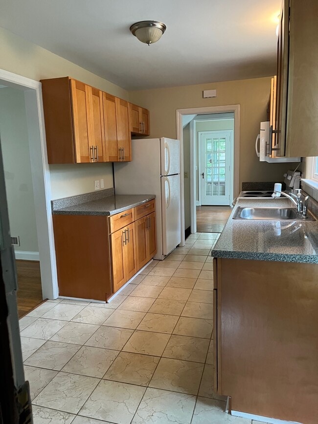 Building Photo - 85 Continental Dr