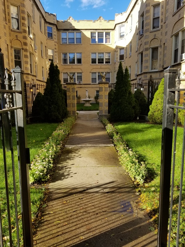 Primary Photo - 2022 W Berwyn Ave