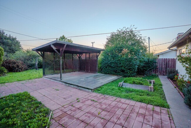 Foto del edificio - Single-Story Vallejo 3BR on HUGE Lot! 4-Car Parking, Covered Patio & 15 Min to Napa!