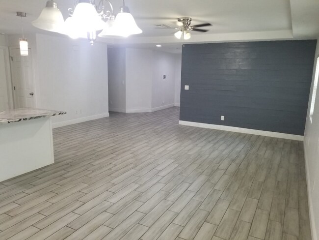 Foto del edificio - 1406 E Renfro St