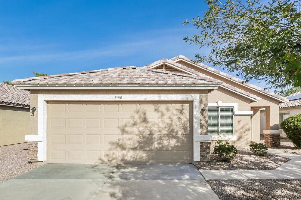 Foto principal - 15876 W Morning Glory St