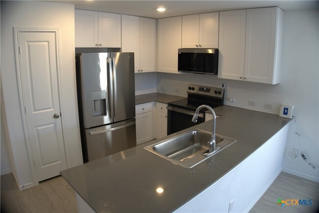 Foto del edificio - 809 Riviera Ct